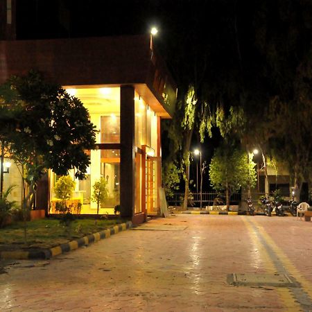 Hotel Malhar Palace Shirdi Exterior foto