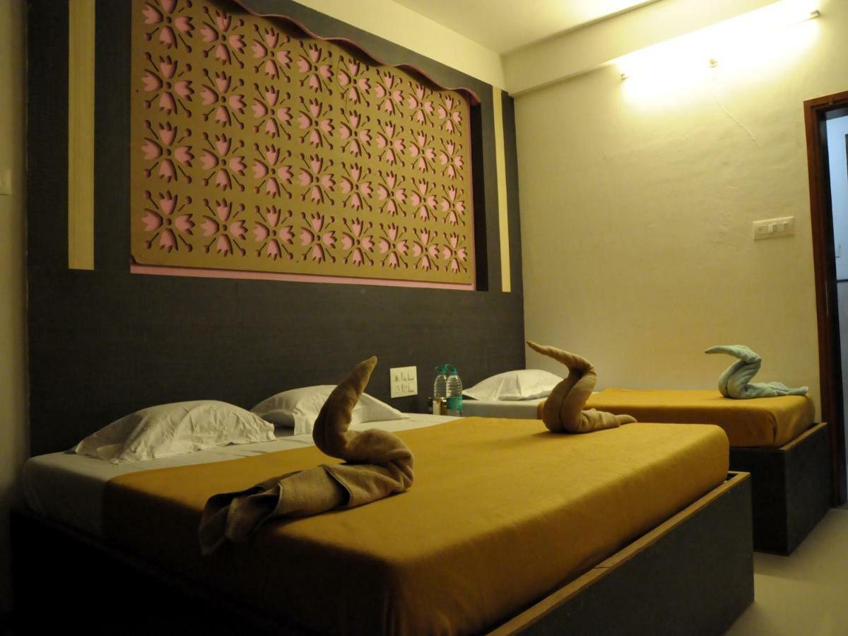 Hotel Malhar Palace Shirdi Exterior foto